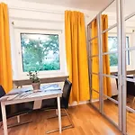 Modernes Zimmer Am Park Mit Garten, Huehner & Enten